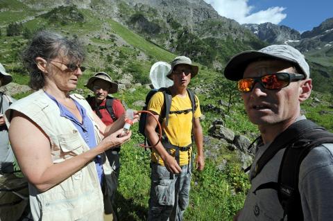 Prélèvement d'araignées, avec Christin Rollard, arachnologue MNHN - atbi 2014 - © M.Boutin