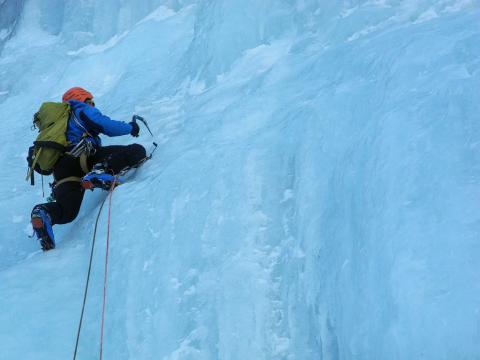 Pratique de la cascade de glace © L.Imberdis - Parc national des Écrins