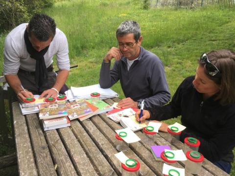 Participants à la formation Biodiversité dans les jardins qui s'exercent à déterminer les espèces d'insectes