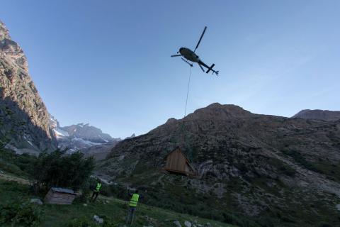 Héliportage cabane d'estive 2017 - © P.Saulay - Parc national des Ecrins