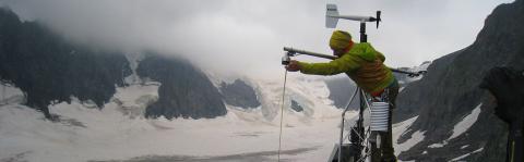 Installation station météo du glacier Blanc - Août 2019 - © M.Bouvier -Parc national des Ecrins