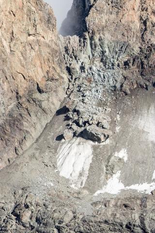 La Meije et le glacier Carré après l'éboulement de l'été 2018 (depuis l'itinéraire vers le col du Clot des Cavales en venant des Etançons) - © P.Saulay - Parc national des Écrins