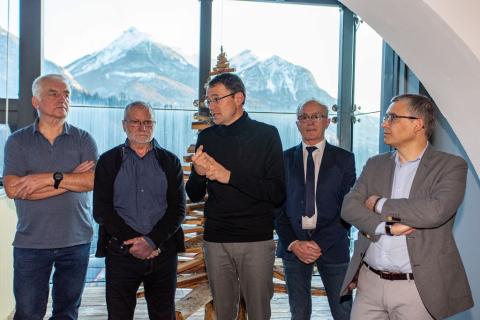 De gauche à droite : Jean Conraud (maire de Vallouise-Pelvoux et Vice-président du Conseil d'administration du Parc national des Écrins), Bernard Héritier (maire de Valjouffrey et président du Conseil d'administration du Parc national des Écrins), Pierre Commenville (directeur du Parc national des Écrins), Jean-Paul Salet (représentant de la GMF, partenaire des parcs nationaux pour l'accessibilité) et Jean-Bernard Iché, sous-préfet de l'arrondissement de Briançon. 