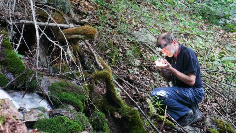 Olivier Gargominy (MNHM) en prospection - © D.Combrisson - Parc national des Écrins
