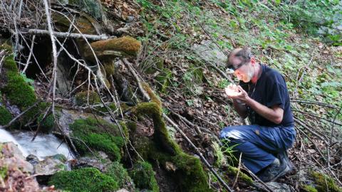 Olivier Gargominy (MNHM) en prospection - © D.Combrisson - Parc national des Écrins