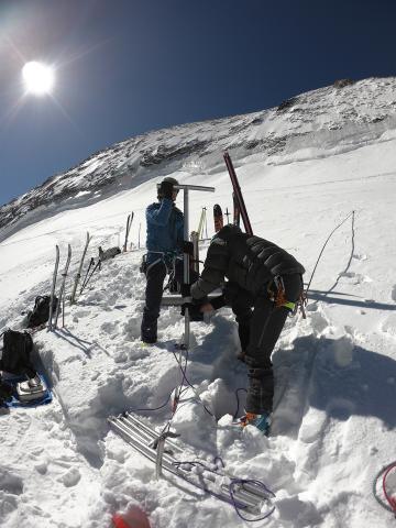 Mesures d'accumulation glacier Blanc - mai 2020 - photo Julien Charron - Parc national des Ecrins