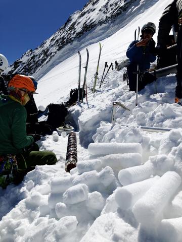 Carottes de neige  au dôme des Ecrins - mai 2020 - photo Julien Charron - Parc national des Ecrins