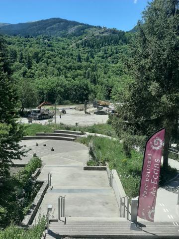 Les travaux du parking depuis la Maison du Parc - photo H.Quellier - Parc national des Ecrins