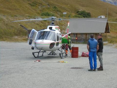 Préparation des charges pour l'héliportage - © S. D'Houwt - Parc national des Écrins