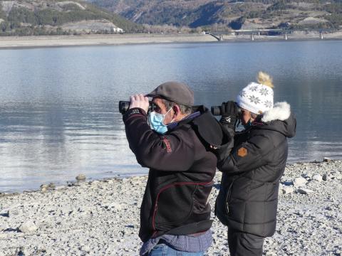 Les bénévoles à l'œuvre au lac de Serre-Ponçon - © J.P. Coulomb