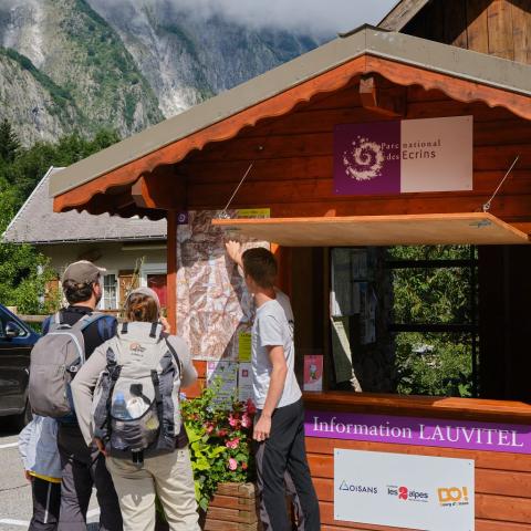 Chalet d'accueil au départ du vallon du Lauvitel, à la Danchère © E. Icardo - PNE