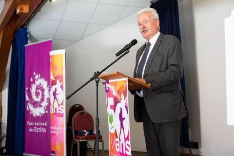 Evènement institutionnel de lancement des 50 ans du PNE à Vallouise. Discours de Jean-Marie Bernard, président du Département des Hautes-Alpes © T. Maillet - PNE