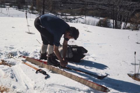 Garde-moniteur chaussant des skis de randonnée - ancienne tenue bleue © A. Faure - PNE
