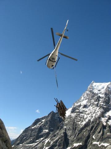 Démontage des échelles du glacier Blanc © T. Maillet - PNE