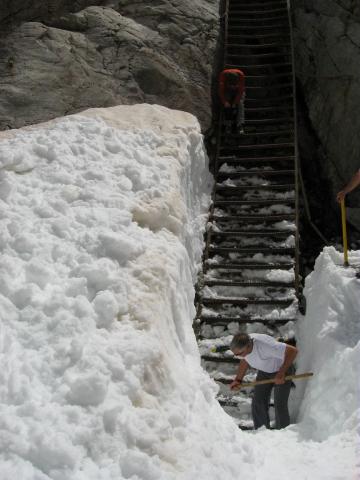 Déneigement des échelles avant démontage © T. Maillet - PNE
