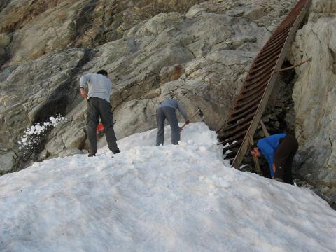Déneigement des échelles avant démontage © T. Maillet - PNE