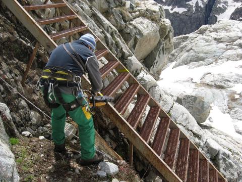 Démontage des échelles du glacier Blanc © T. Maillet - PNE