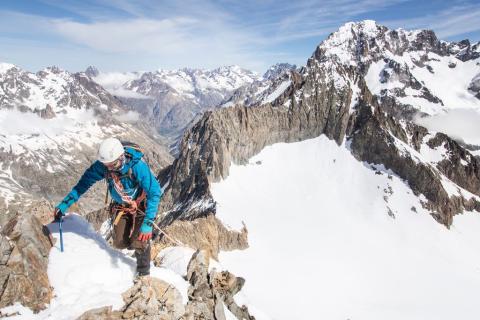 Alpiniste sur l'arète des Boeufs rouges © T. Blais - PNE