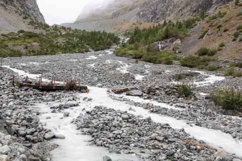 Passerelle du torrent du glacier noir. Hélène Quellier - PNE