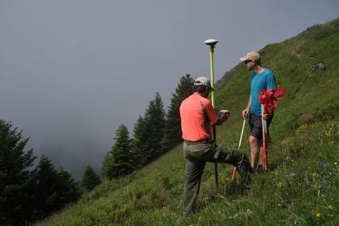Échantillonnage de sols au Jas des Agneaux : calage du lieu au GPS © E. Icardo - PNE