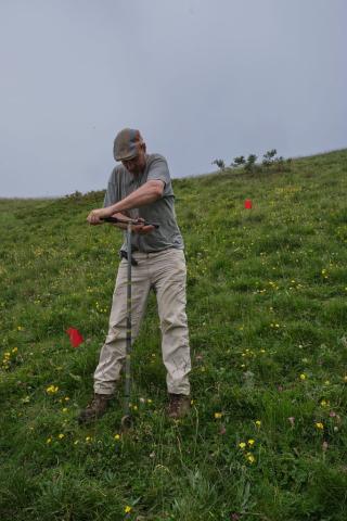 Échantillonnage de sols au Jas des Agneaux : prélèvements à la tarière © E. Icardo - PNE
