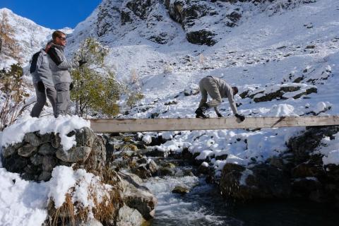 Démontage d'une passerelle dans le fond du Valgaudemar après une chute de neige - 2021 © D. Vincent - PNE