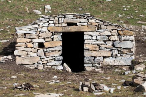 Abri de l’Hivernet, après sa restauration en pierre sèche © P. Saulay - PNE