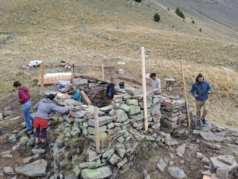 Les stagiaires du Gabion à l'oeuvre © L. Cagin