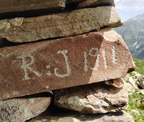 Un exemple des graffitis retrouvés sur les pierres de la cabane des Clots © L. Cagin
