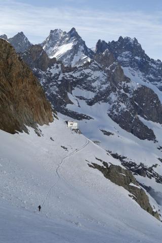 Le refuge du Promontoire et le vallon des Étançons © C. Coursier - PNE