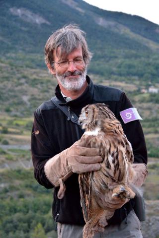 Michel Bouche relachant un hibou grand duc en 2013 © M. Coulon - PNE