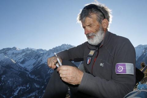 Capture d'un bouquetin entravé par un câble à la patte arrière droite en 2019 © C. Coursier - PNE