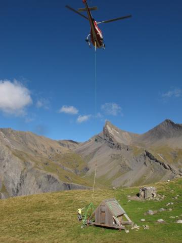 Héliportage d'une cabane d'urgence - 2014 © M. Corail - PNE