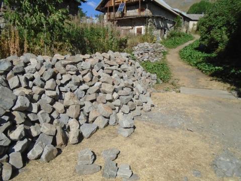 Pierres entreposées dans le village © S. D'Houwt