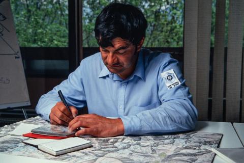 Christian Baisset au bureau dans l'ancienne tenue bleue - 1991 © F. Vidal - PNE