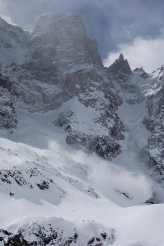 Avalanche de poudreuse sur le glacier Noir © T. Maillet