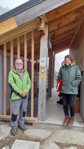 Réception de la cabane de Cumina avec le Premier adjoint de la commune et l'architecte © F. Sabatier - PNE