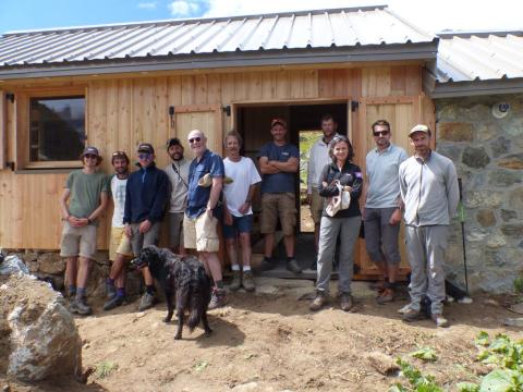 Réception de la cabane de Vallonpierre avec les bergers, le directeur du Parc et le maire de la commune © F. Sabatier - PNE