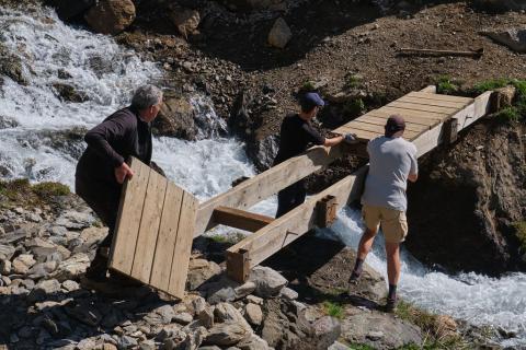 Installation d'une passerelle dans le Valbonnais © E. Icardo - PNE
