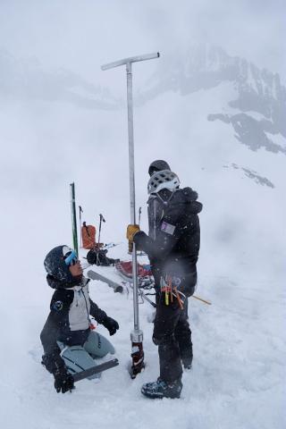 Mesure d'accumulation de neige sur le glacier Blanc © M. Coulon - PNE
