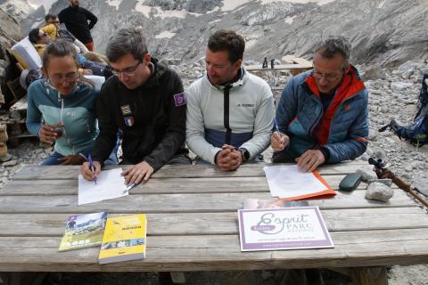 Signature de la marque "Esprit Parc" au refuge du Pavé © Cyril Coursier - PNE