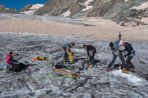 Mesures sur le glacier Blanc © Bertrand Nicolas - INRAE