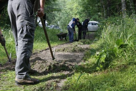 Chantier collectif sur le sentier d'interprétation de la maison du Parc de Vallouise © Xavier Kieser - PNE