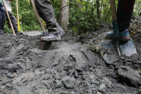 Chantier collectif sur le sentier d'interprétation de la maison du Parc de Vallouise © Xavier Kieser - PNE