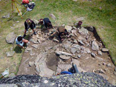 Archéologues à l'abri sous roche de Faravel © Thierry Maillet - PNE