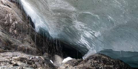 Glace et ruissellement au bord du glacier Blanc © Mireille Coulon - PNE
