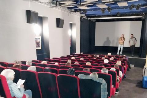 Personnes assises dans un cinéma