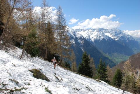 Randonneuse traversant un névé