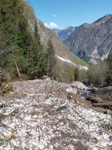 Reste d'avalanche coupant un sentier
