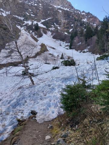 Reste d'avalanche coupant un sentier